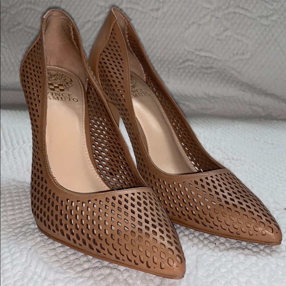Vince Camuto Sz 7.5 tan leather laser cut Pumps